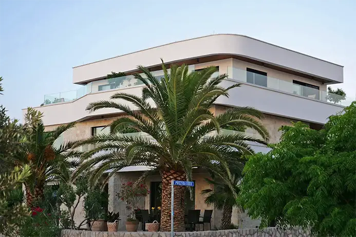 Kuća s apartmanima obitelji Dernaj na otoku Viru